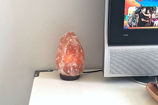 Une lampe de sel proche d'une télé