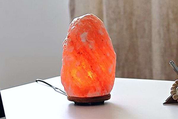 Une lampe de sel avec un fil noir