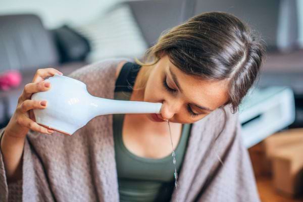 Un lavage de nez avec un neti pot permet d'évacuer les mucosités de votre organisme.