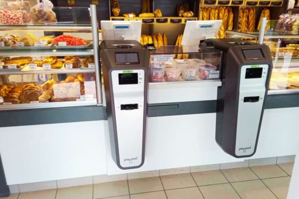 Des monnayeurs dans une boulangerie dont on peut se servir pour faire de la monnaie