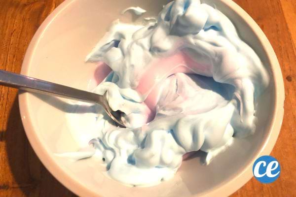 un mélange de mousse à raser et de shampoing pour faire du slime
