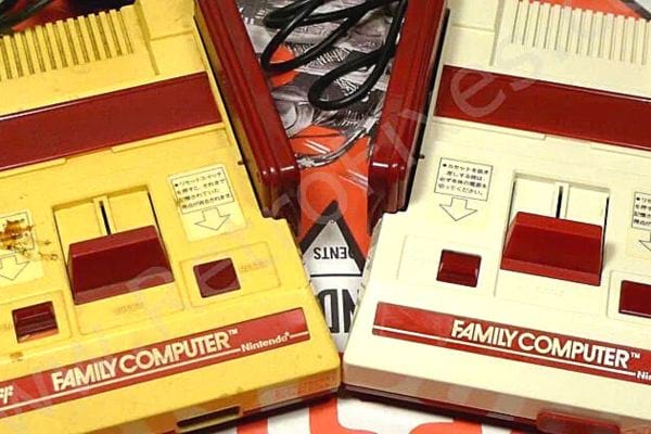 Deux objets vintage en plastique blanc avec celui de gauche qui a jauni