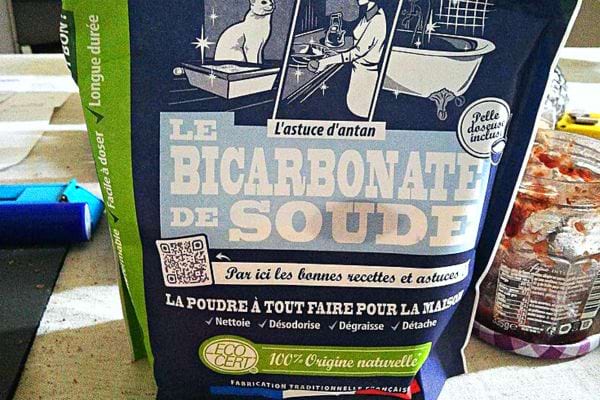 Eine blaue Packung Backpulver