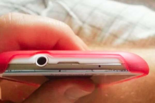 Un petit trou en bas d'un smartphone qui sert de microphone