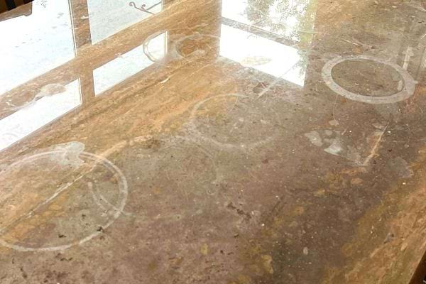 Un plan de travail en pierre avec des tâches dessus