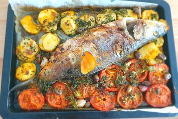 Un poisson entier sur un plat tout fait 