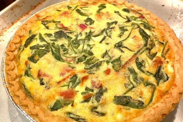 Une quiche avec des légumes 