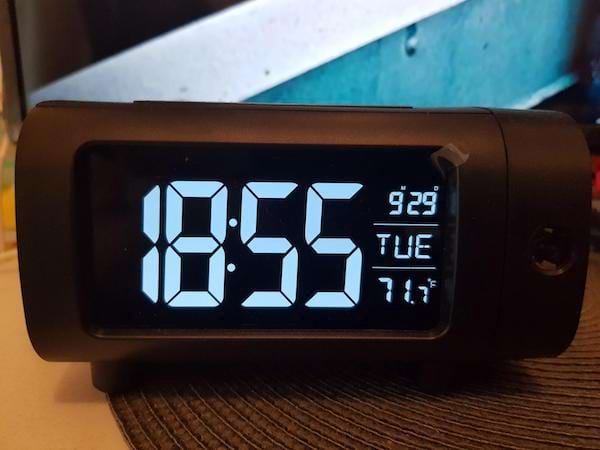 Un réveil lumineux bleu