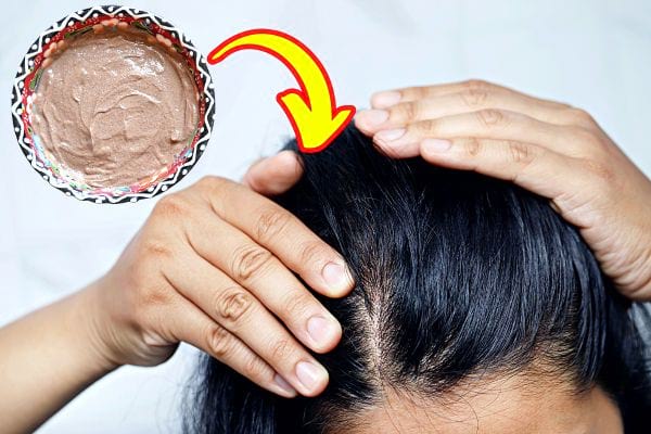 Une femme avec les mains sur sa tête avec des cheveux noirs et un pot de rhassoul