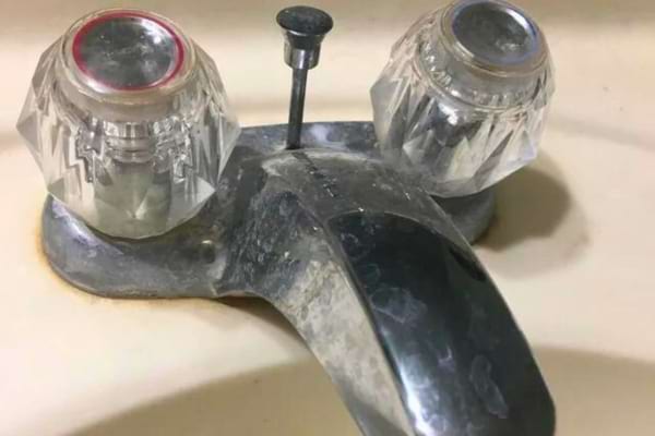 Un robinet ayant plusieurs de calcaire dessus 