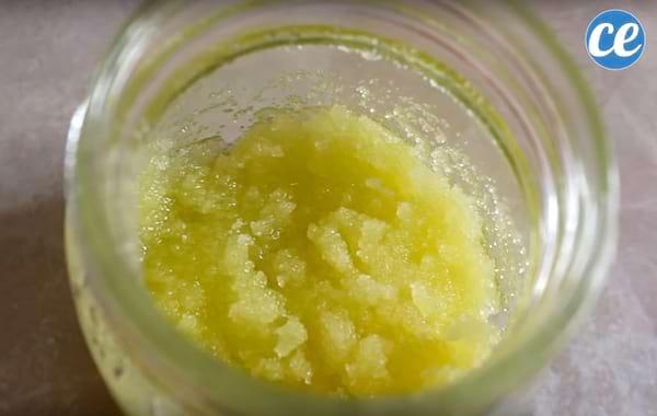 Mélange de sucre, huile d'olive et jus de citron dans un récipient en verre pour exfolier la peau des pieds