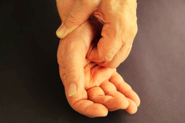 Main Gauche Qui Gratte : Signification et Superstition.