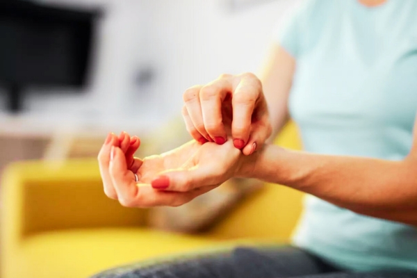 Main Gauche Qui Gratte : Signification et Superstition.