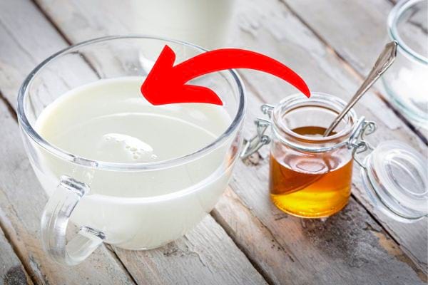 Une tasse de lait chaud avec avec du miel est une solution naturelle contre la toux.