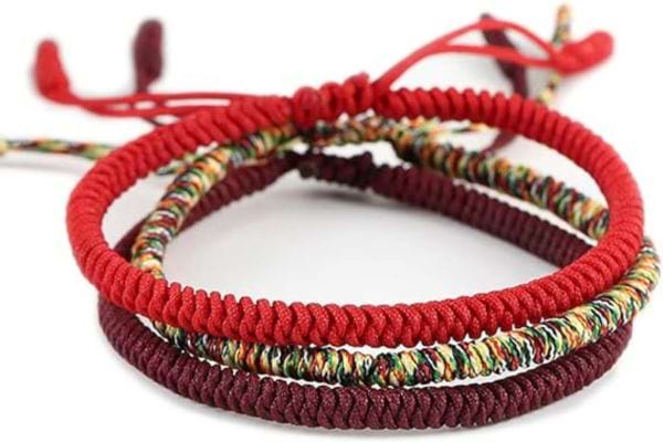 Trois bracelets rouges l'un sur l'autre