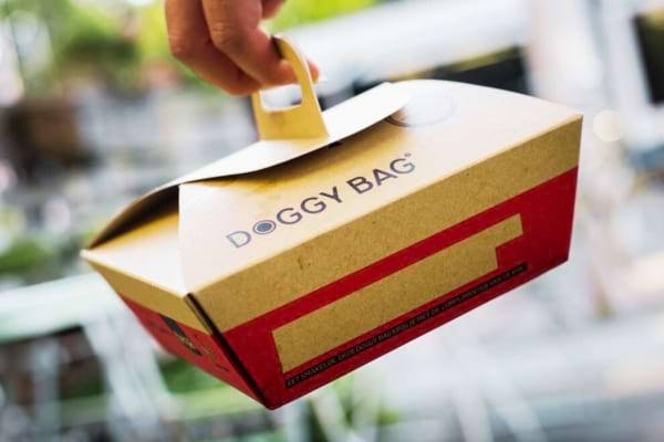 Un doggy bag pour prendre le reste de la nourriture