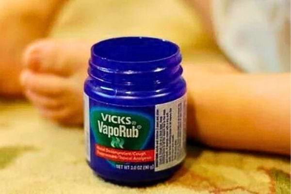 En cas de toux la nuit, mettre du Vicks Vaporub sur vos pieds est une solution efficace.