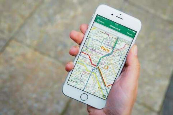 Quelqu'un qui tient un téléphone avec l'application RATP ouverte