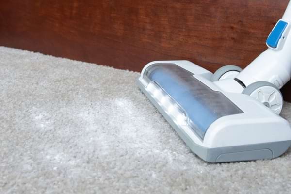 Une moquette nettoyé avec du bicarbontae de soude et un aspirateur