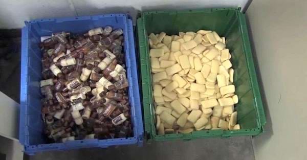 Deux bacs de couleurs bleu et verte remplies de savon d'hôtel 