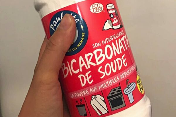 Une personne qui tient du bicarbonate de soude 