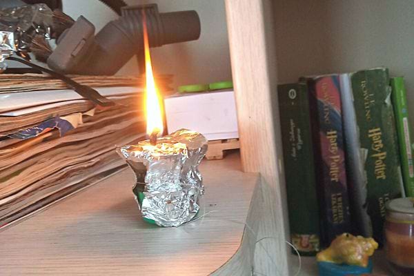 Une petite bougie faite maison avec du papier aluminium 