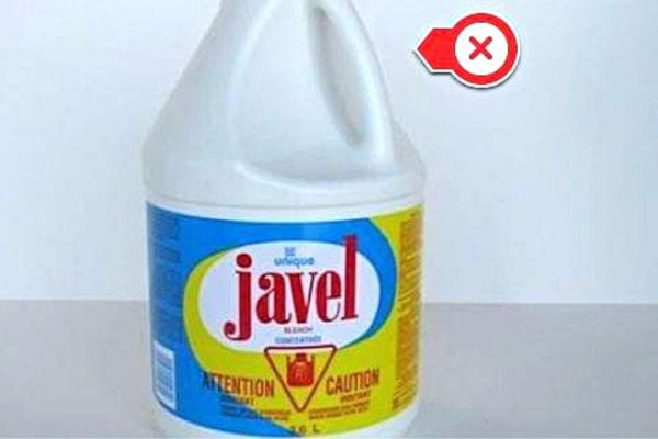 Une bouteille d'eau de javel 