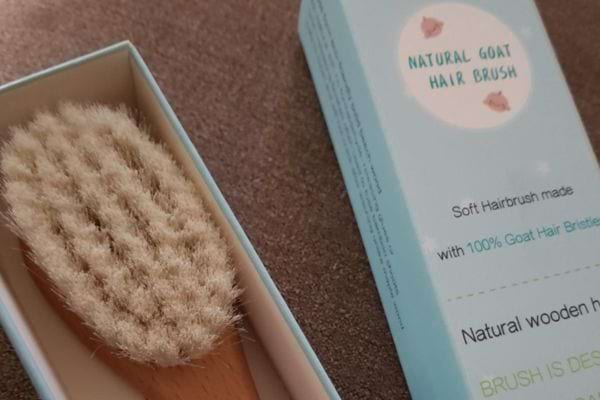 Une brosse à cheveux pour bébé dans son carton