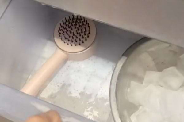 Une brosse à cheveux dans un congélateur
