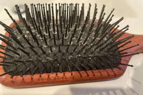 Une brosse à cheveux sale