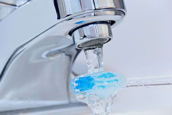 De l'eau sur une brosse à dents 