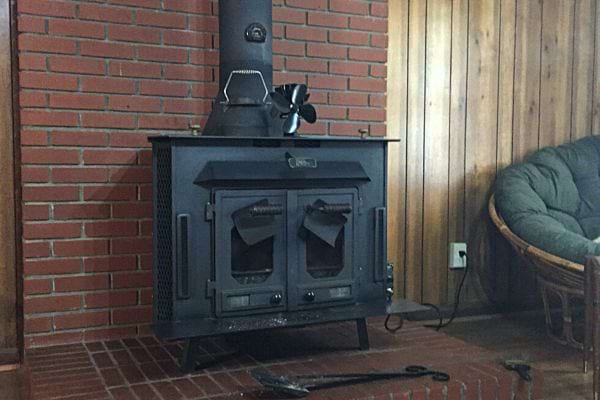 Une cheminée noir sans feu