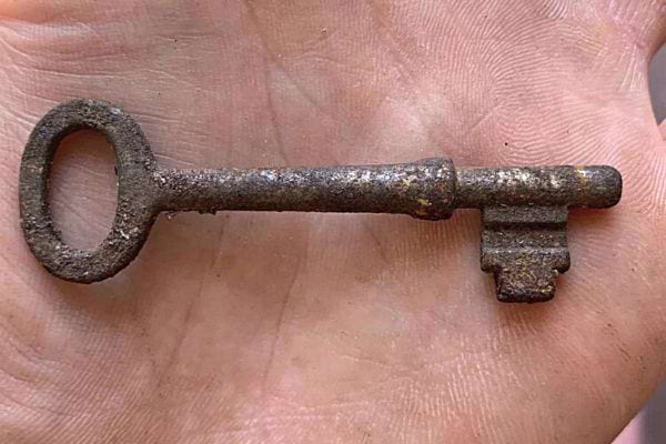 Une ancienne clé dans une main