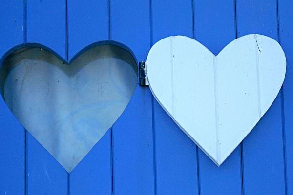 Un coeur bleu venant d'une fenêtre 