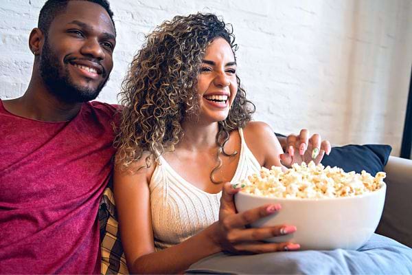 Un couple qui mange du pop-corn 