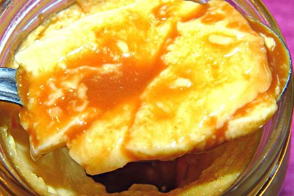 Des oeufs au lait sur une cuillère à café 