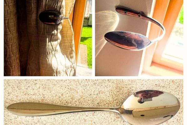Une cuillère à café pliée pour y mettre un rideau 
