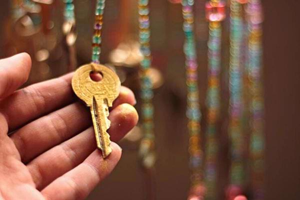 Une ancienne clé accroché à une décoration