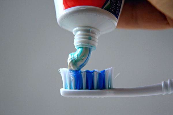 Une brosse à dents avec du dentifrice 