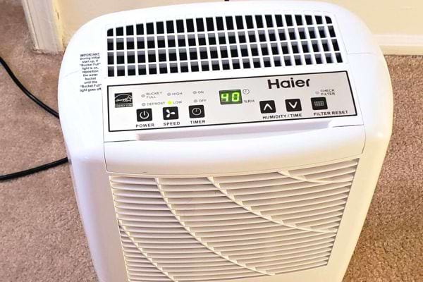 Un déshumidificateur d’air blanc 