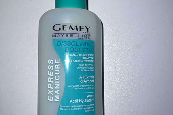 Une bouteille de dissolvant