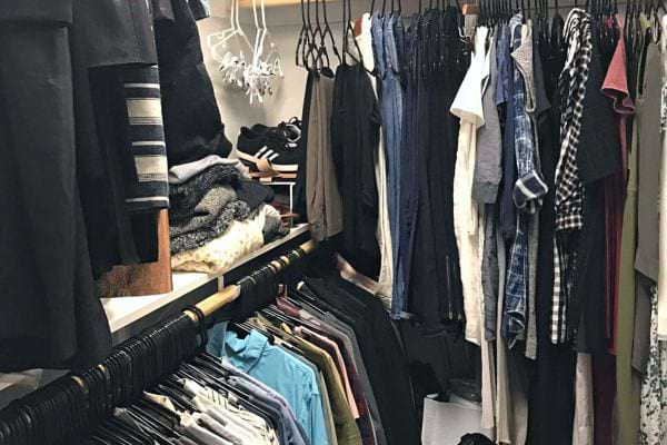 Un dressing remplie de vêtement