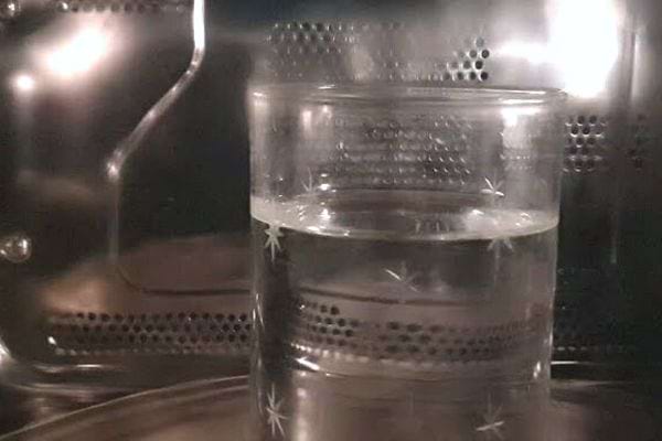 Récipient remplie d'eau dans micro-ondes