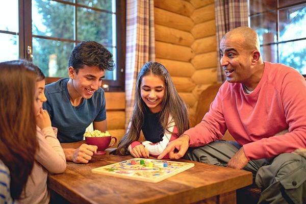 Une famille jouant à un jeu de société 