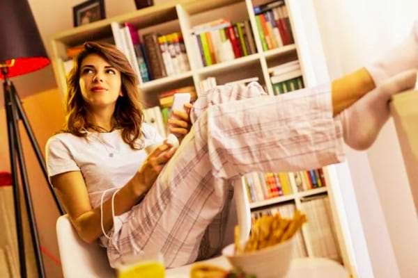 Une femme qui écoute un livre audio gratuit