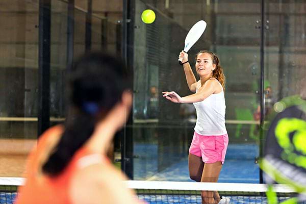 Deux femmes qui font du padel