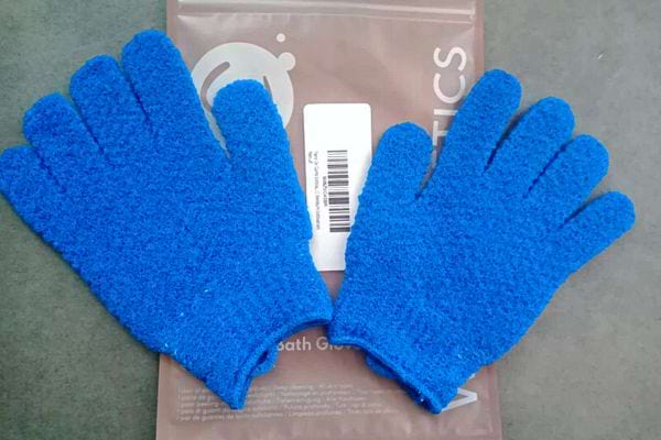 Une paire de gant de crin bleue