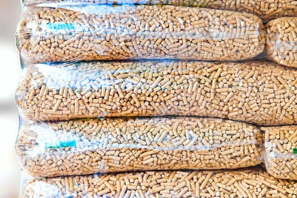 Plusieurs gros sachets de granulés 