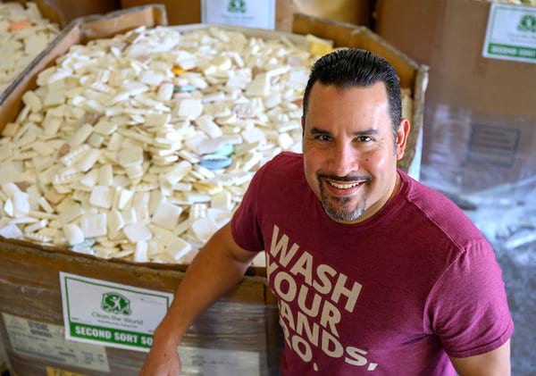 Un homme devant plusieurs savons d'hôtels