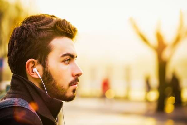 Un homme qui se promène en écoutant un livre audio gratuit